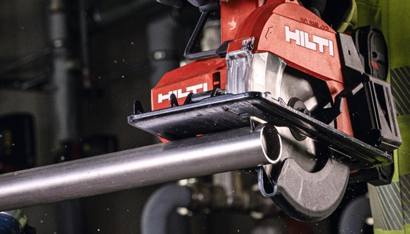 Hombre usando una sierra circular para cortar metal