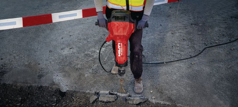 Martillo Rompedor eléctrico para tareas de carga pesada TE 3000-AVR Martillo rompedor excepcionalmente potente para tareas pesadas de demolición de concreto, corte de asfalto, movimiento de tierras y conducción de varillas de conexión a tierra Aplicaciones 1