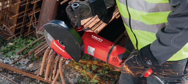 Amoladora angular AG 230-24D Amoladora angular de 2400 W con interruptor de seguridad dead man, empuñadura giratoria y cepillo de carbón de larga duración, para discos de hasta 230 mm Aplicaciones 1