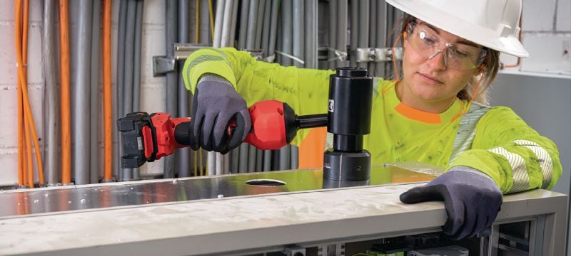 Image 2 of 3: Herramienta de punzón a batería NPU 100-22 Herramienta de punzón hidráulica a batería compacta y versátil para perforar orificios para conductos en diversos materiales (plataforma de baterías Nuron) Aplicaciones 1