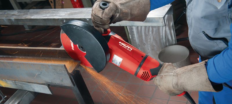 Amoladora angular AG 230-24D Amoladora angular de 2400 W con interruptor de seguridad dead man, empuñadura giratoria y cepillo de carbón de larga duración, para discos de hasta 230 mm Aplicaciones 1